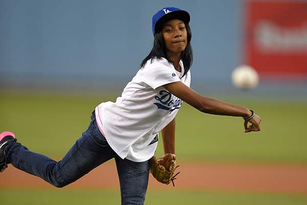 mo'ne davis dodgers first pitch